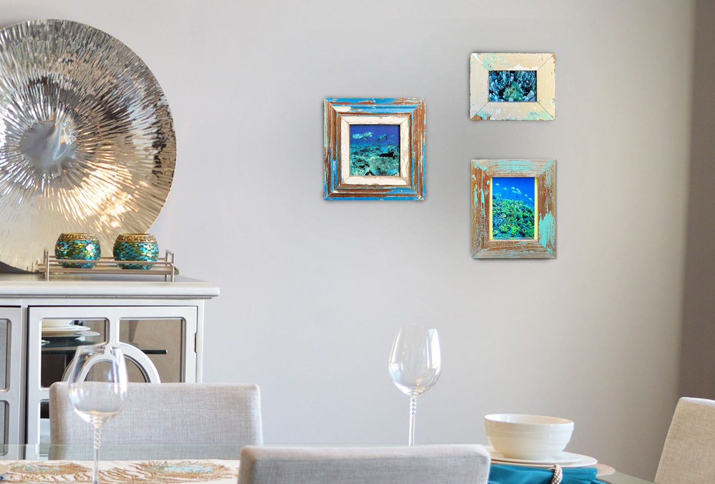 Sala da pranzo della tua casa al mare con cornici in legno