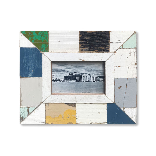 Incornicia i tuoi ricordi in questo porta foto a mosaico azzurro, verde e giallo realizzato con legni riciclati. Aggiungi un tocco di colore e sostenibilità al tuo salotto o ufficio con la tua foto preferita.