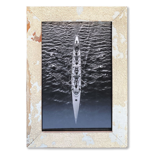 Aggiungi un tocco unico alla tua casa al lago con questa cornice rettangolare. Realizzata in legno riciclato da barche, presenta una texture unica e un'immagine di una canoa in bianco e nero.